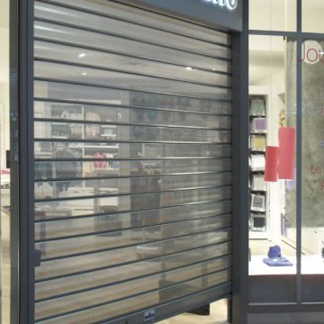 Rideau vitrine micro perforée